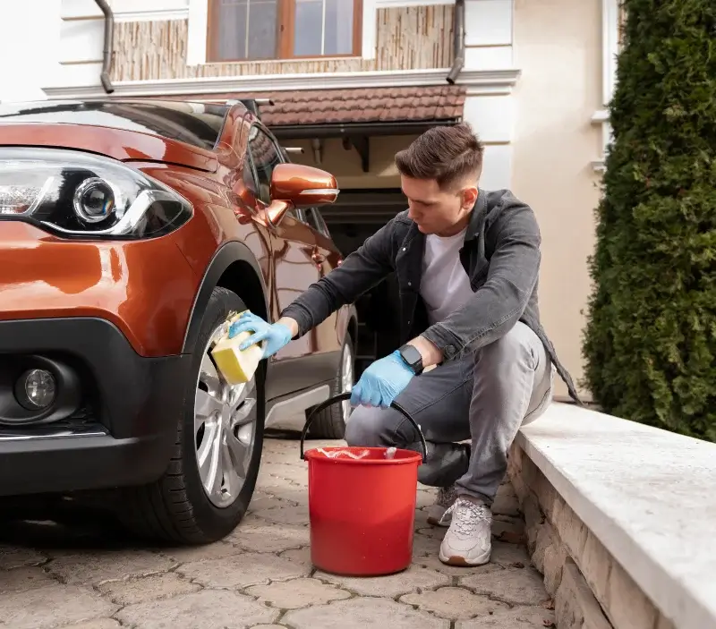 Lavage auto à domicile Savigné-l'Évêque : professionnel intervenant sur un véhicule